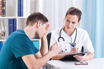 O urólogo prescribe o tratamento da prostatite