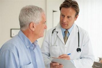 Paciente con prostatite nunha consulta cun urólogo